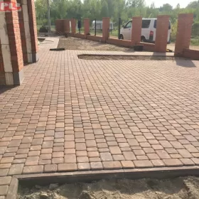 Ukladanie kostki brukowej, brukarstwo, kostka brukowa. Ogrody