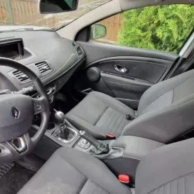 Renault Megane 1.5dci uszkodzona poduszki cale pali jezdzi rok 2016