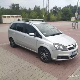 Rodzinny Opel Zafira. Dwa komplety opon.