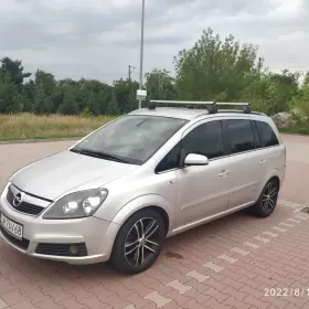Rodzinny Opel Zafira. Dwa komplety opon.