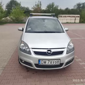 Rodzinny Opel Zafira. Dwa komplety opon.