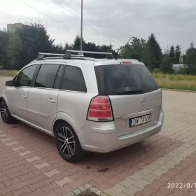 Rodzinny Opel Zafira. Dwa komplety opon.