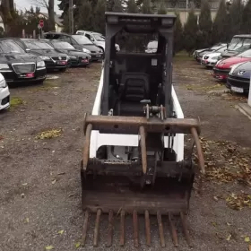 na równych kołach Bobcat 463