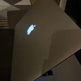 Macbook pro 15 - i7 - 512SSD - 16 Ram (MID 2015)